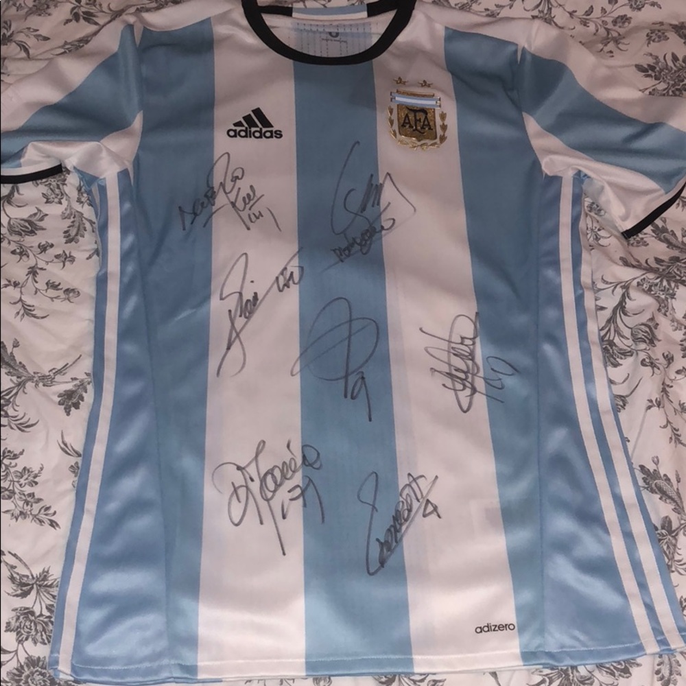 Original Argentina Jersey retailed at €90 signed
